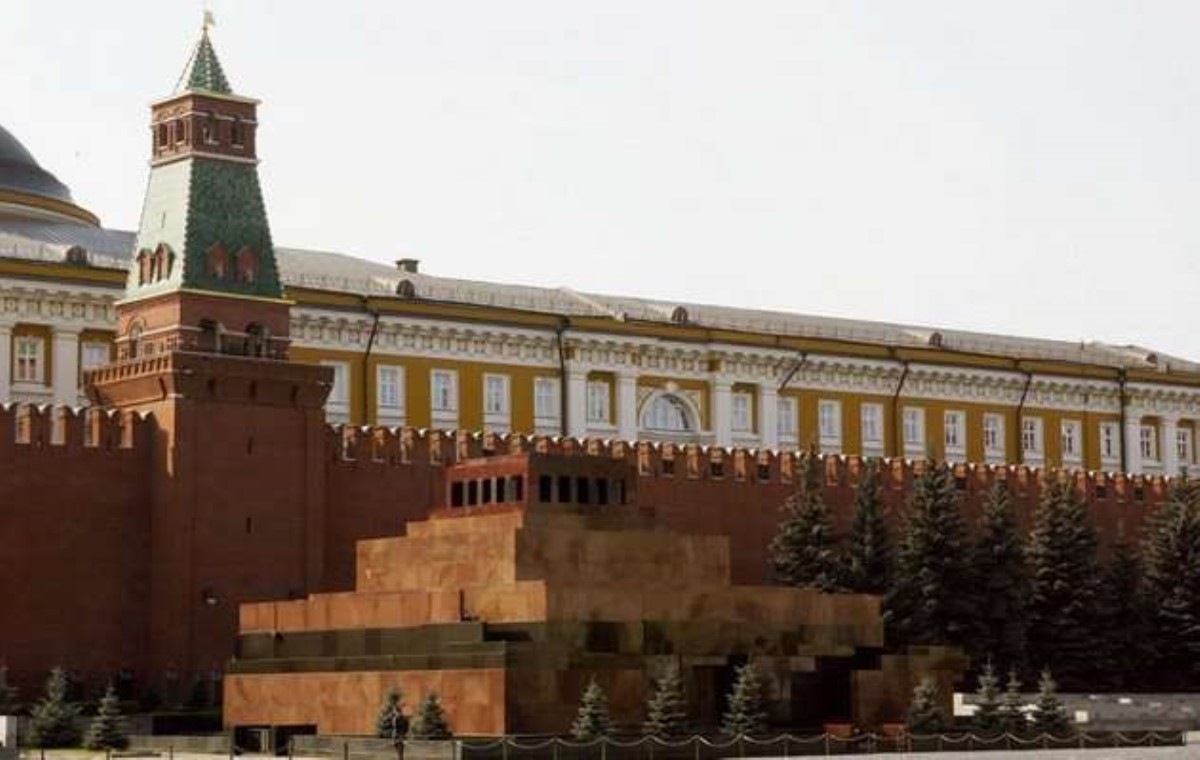 У стен Кремля россияне разграбили гордость власти