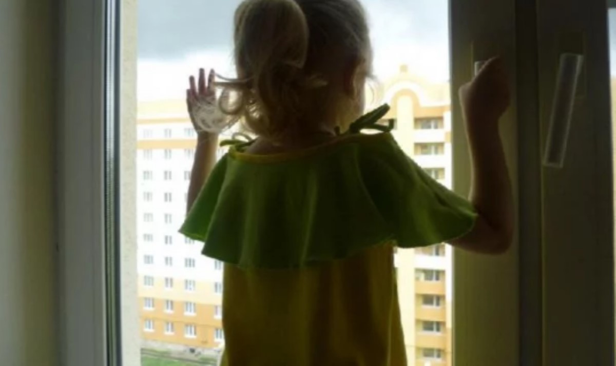 В Киеве с девятого этажа выпала шестилетняя девочка