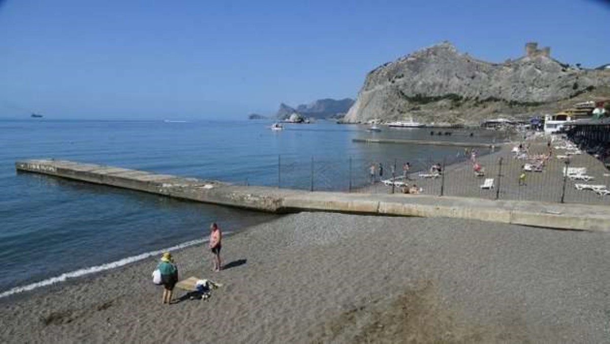 Крым: Пляжи переполнены «бархатными» туристами