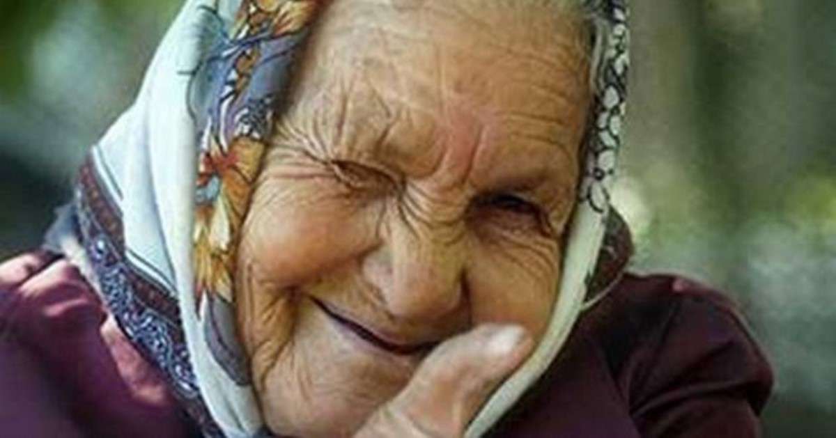 Пенсионеры устроили драку на детской площадке из-за качелей