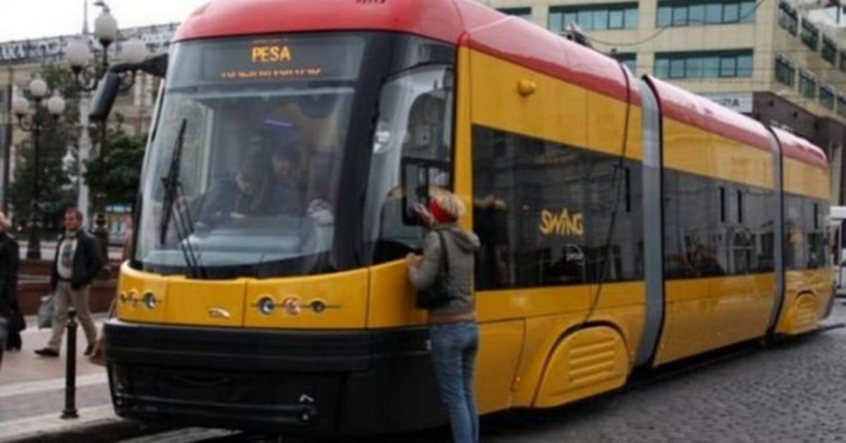 В Польше украинца приковали к трамваю