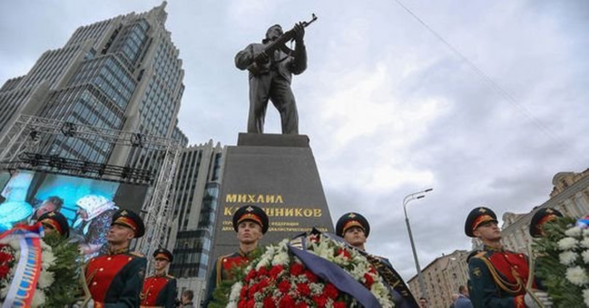 Жесткий конфуз с памятником Калашникову: как россияне опозорились