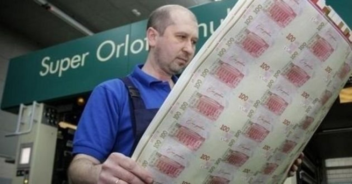 Почти миллион неразрезанной гривны в руках китайца: Нацбанк прокомментировал ситуацию