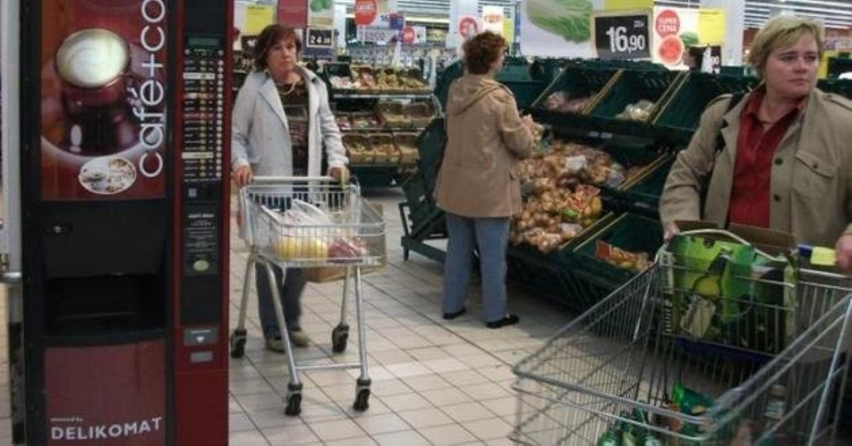 Голая и с сигаретой: россиянка распугала покупателей супермаркета