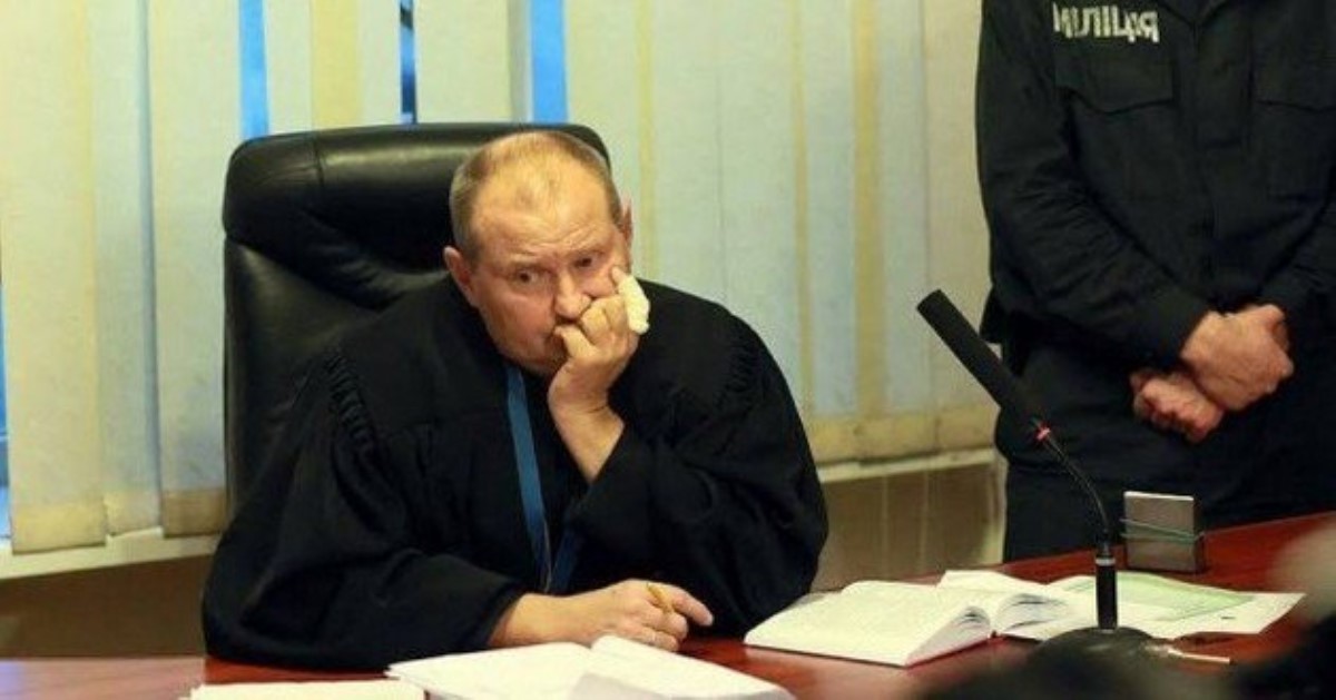 Неуловимый: как скандальный судья Чаус убегал от журналистов