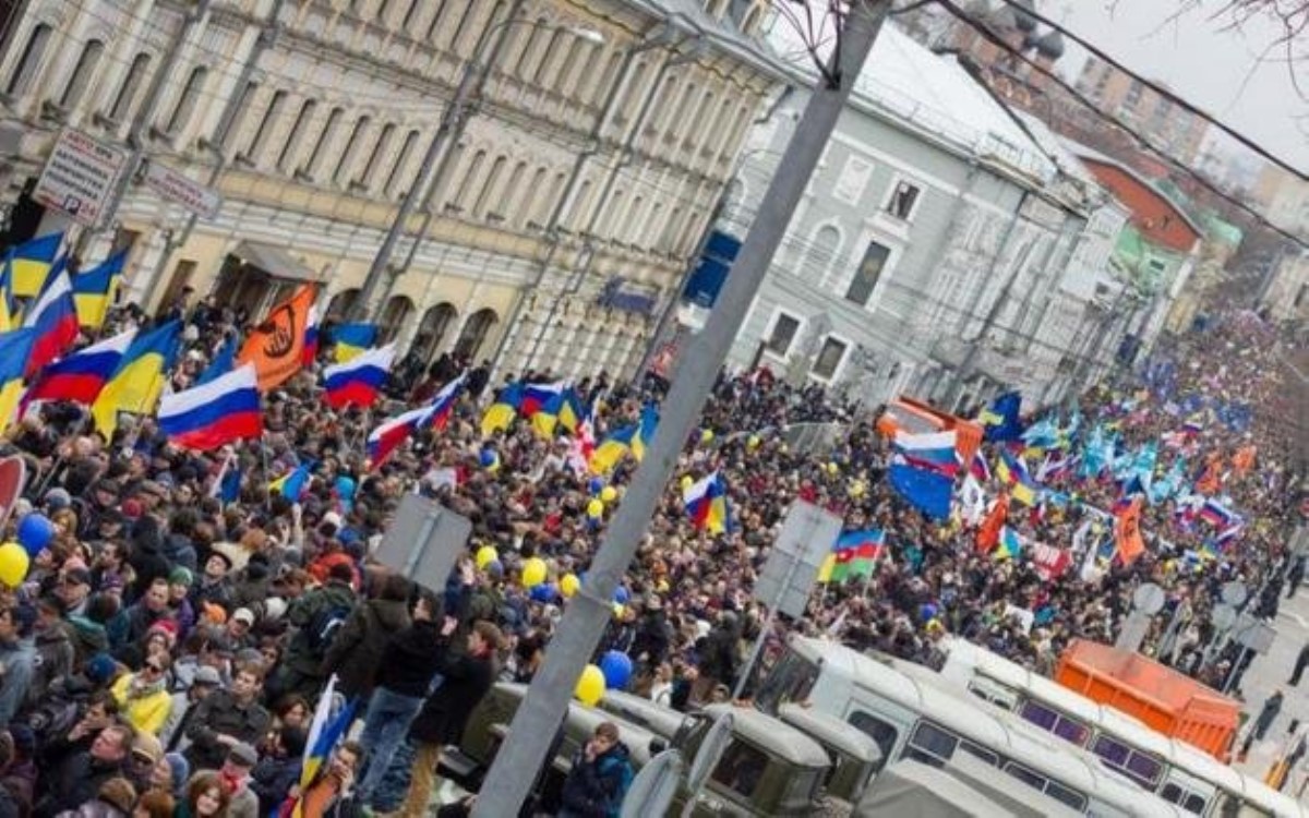 На митинге в Питере звучит "Слава Украине"