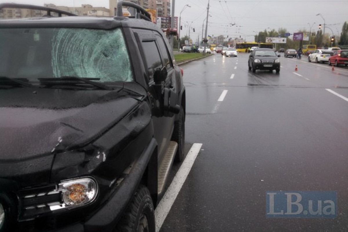 В Киеве автомобиль сбил насмерть велосипедиста (фото)