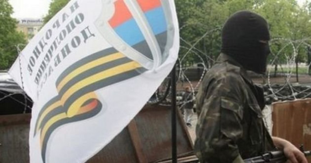 Тряпку ЛНР - в туалет, флаг Украины - на флагшток: смелая акция на оккупированном Донбассе