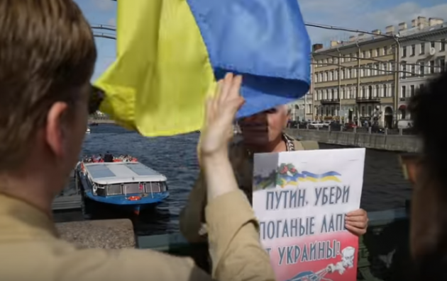В сети показали, как россияне реагируют на флаг Украины
