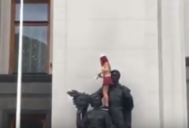 Рыжая, голая и с колокольчиком: Femen оголились к открытию Рады