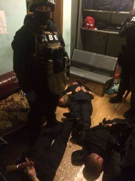 Грабили пассажиров: в Киеве на вокзале задержали полицейских