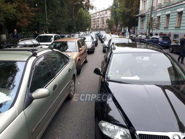 Центр Киева заблокирован: авто с "бляхами" протестуют под Радой