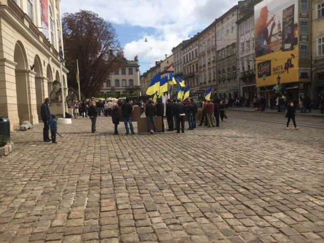 В центре Львова символически сожгли Саакашвили