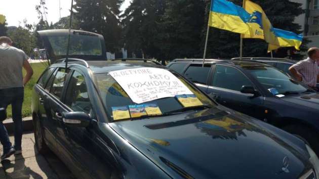 Водители авто на еврономерах снова протестуют под Радой