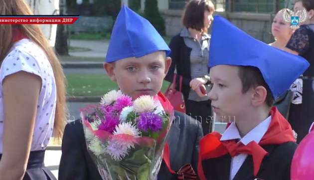 "Дущераздирающее зрелище": сеть рассмешили фото школьников на "торжествах" в "ДНР"