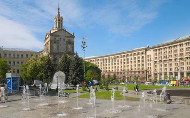 Главный фонтан Киева внезапно окрасился в странный цвет