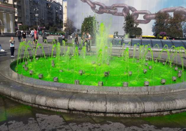 Главный фонтан Киева внезапно окрасился в странный цвет