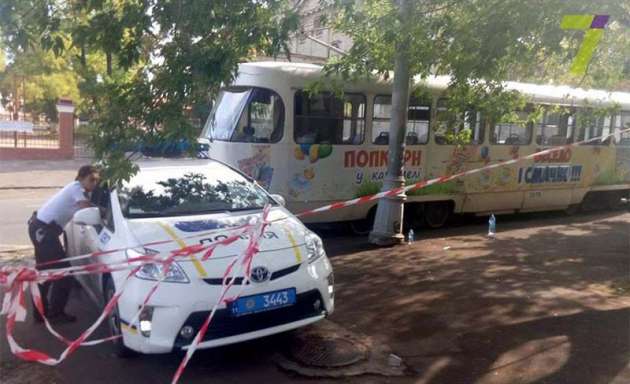 Споткнулась и упала под колеса: в Одессе трамвай отрезал девушке ноги