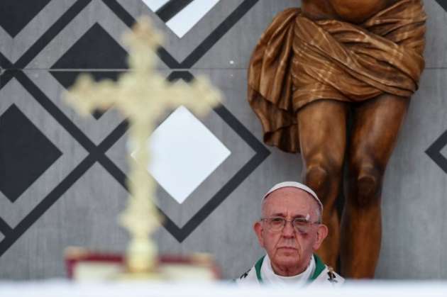 Папа Римский появился на проповеди с синяком под глазом и в крови