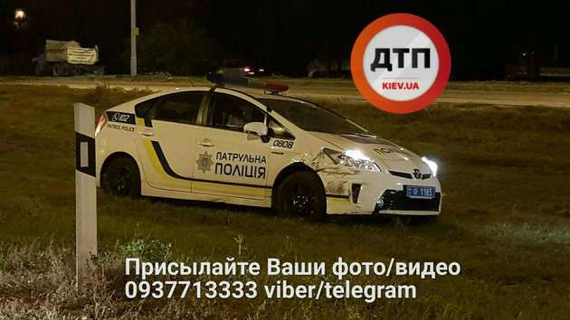 В Киеве полицейский Prius протаранил авто на "евробляхах"