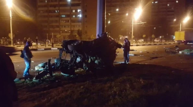 В Харькове автомобиль разорвало на части после удара о столб