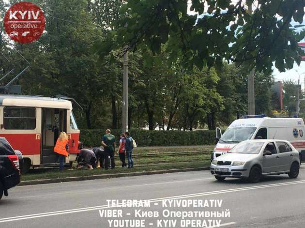 Шансы мизерные: в Киеве трамвай переехал человека