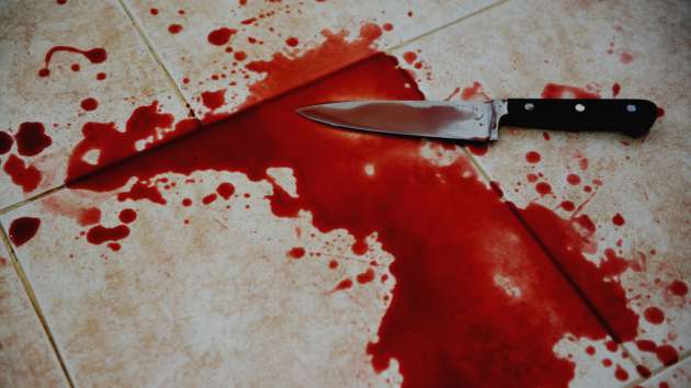 В Киеве молодая девушка напала на обменник и пырнула ножом кассиршу
