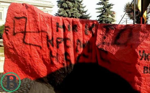В Черкассах на памятнике Бандере и Шухевичу нарисовали свастику и надпись "ВДВ"