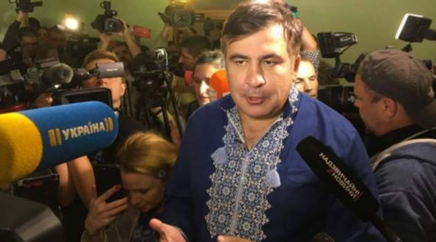 Саакашвили в вышиванке одержал первую победу в суде
