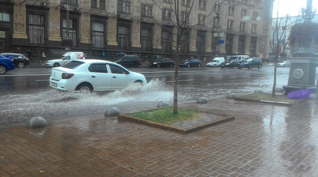 На затопленном Майдане объявили "мобилизацию"