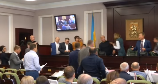 Драка депутатов в Киевском облсовете: появилось видео "нокаута"