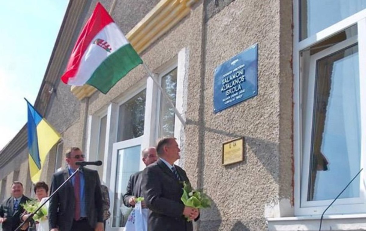 СМИ: Со школы на Закарпатье сняли символы Венгрии