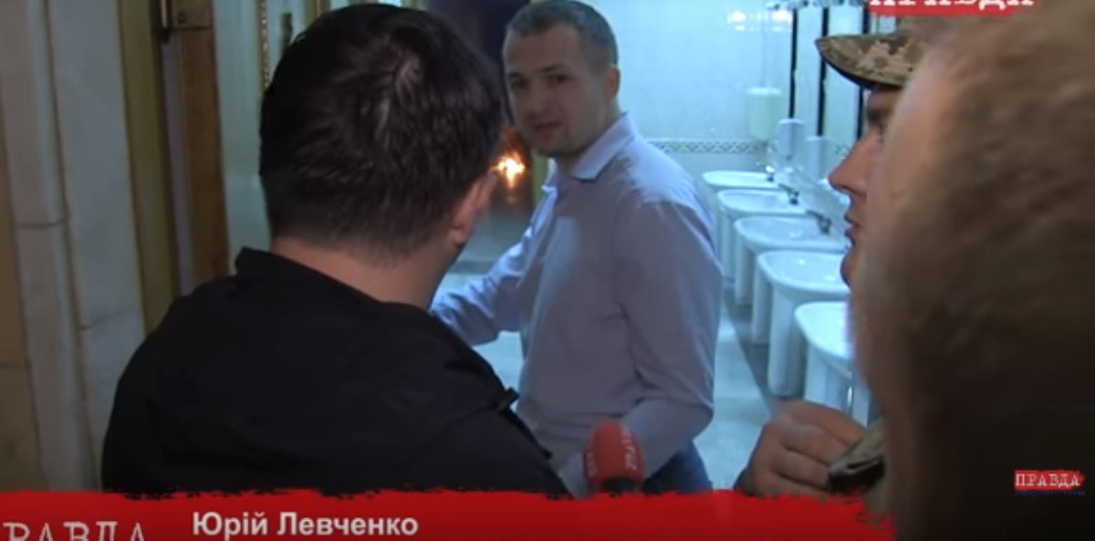 Как школьники: Левченко и Семенченко бросили еще одну "дымовуху" в туалете Рады