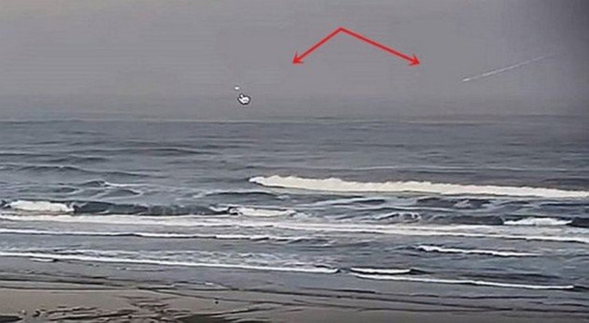База НЛО на дне Тихого океана: камера зафиксировала погружение загадочного объекта в воду