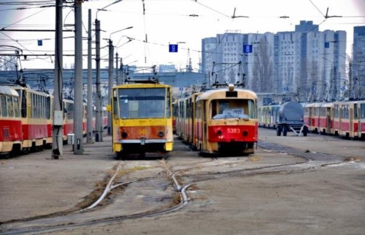 В Киеве при странных обстоятельствах мужчина оказался под вагоном трамвая