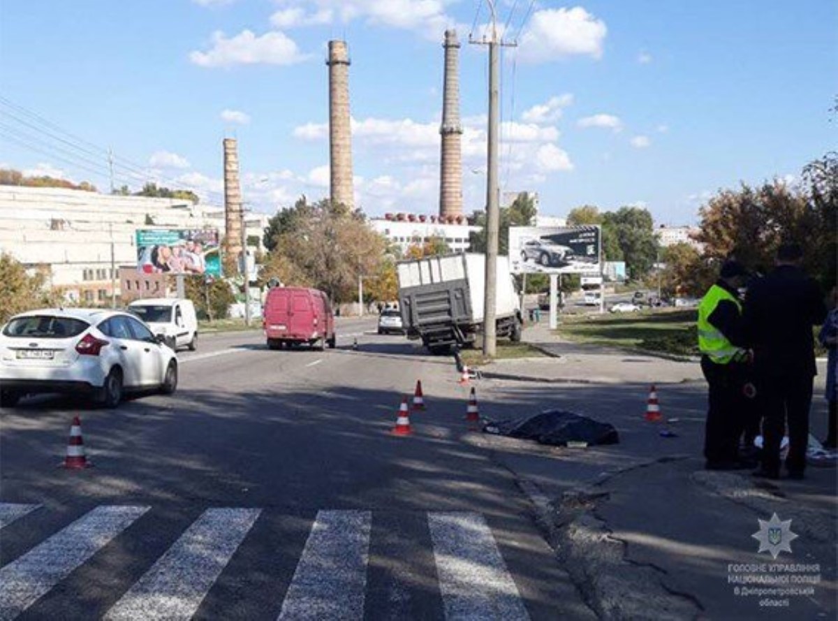 Жуткое ДТП в Днепре: грузовик сбил трех человек возле перехода