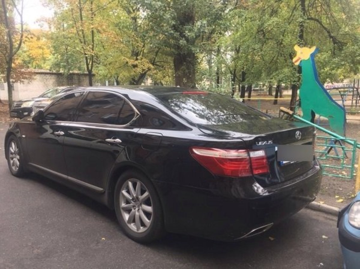 В Киеве грабители со стрельбой пытались отобрать $1000 у водителя Lexus