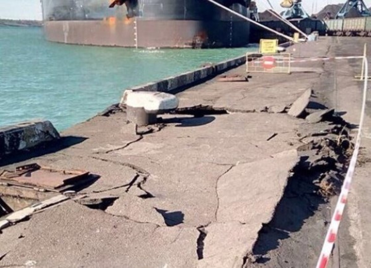 В Одессе грузовое судно врезалось в причал