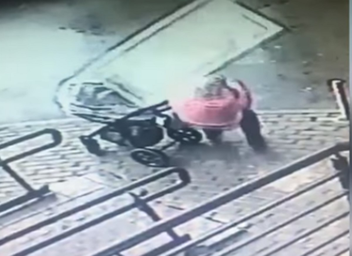 В Москве на мать с ребенком упало окно: шокирующее видео