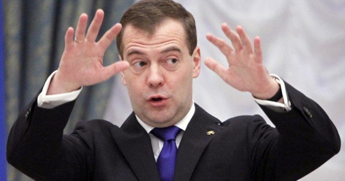 iPhone украл его мозг: Медведев поразил сеть странным заявлением