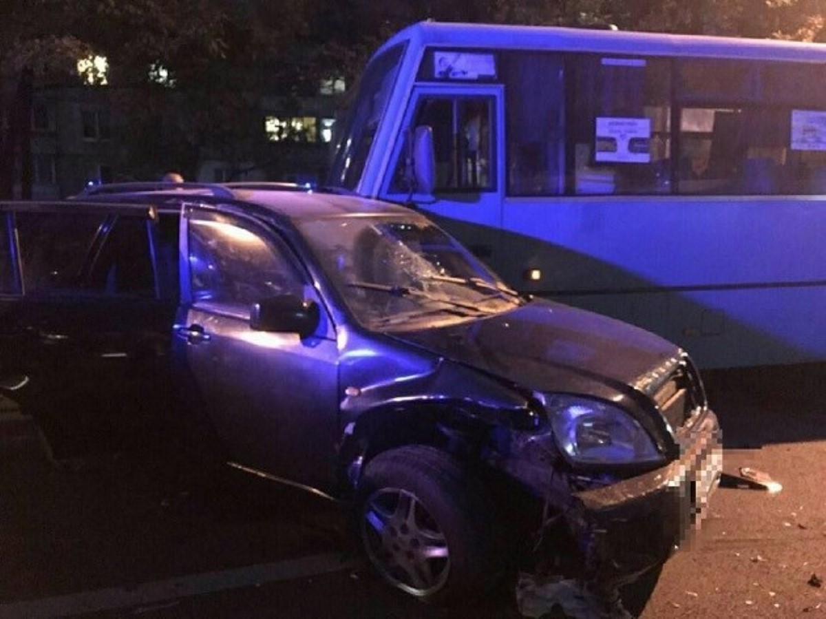 Новое ДТП в Харькове: пьяный водитель врезался в автобус