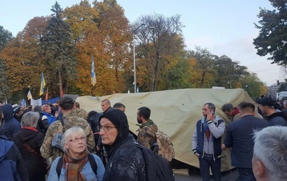 Протестующих под Радой призывают убрать палатки