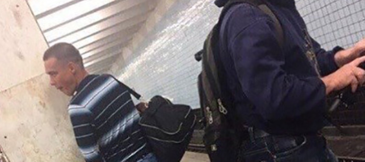"С зонта натекло": сеть шокировал вопиющий случай на станции метро