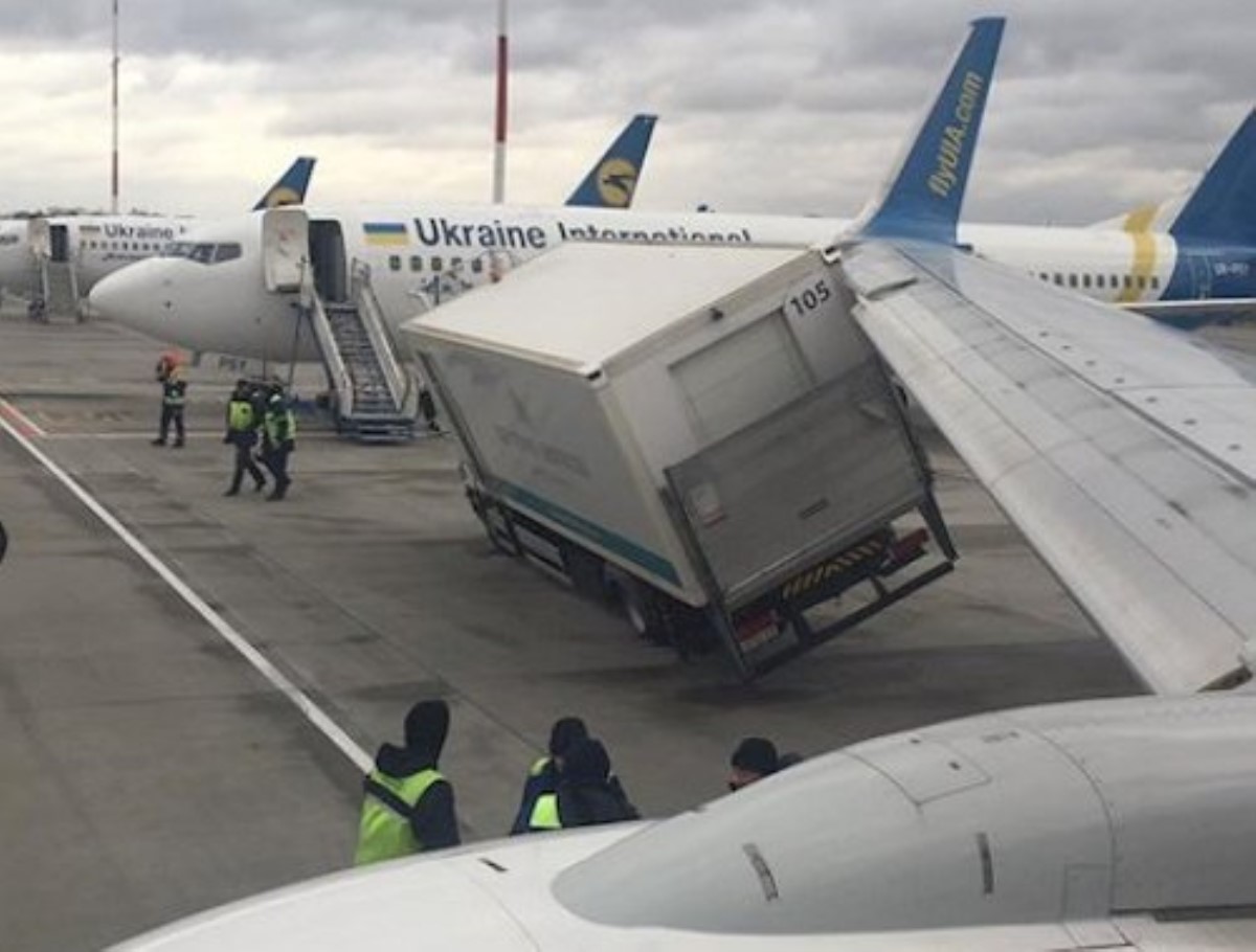 В аэропорту "Борисполь" самолет столкнулся с грузовиком
