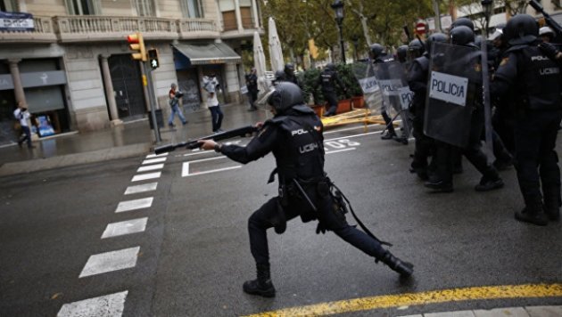 Полиция без предупреждения расстреливала людей в Каталонии: появилось видео стрельбы
