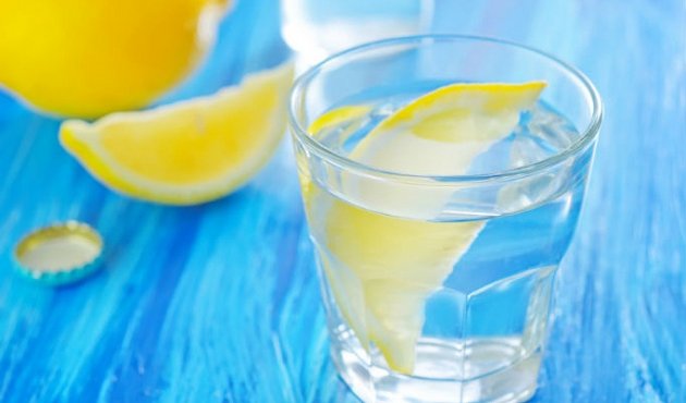 Теплая вода с лимоном натощак: развенчан "детоксикационный" миф