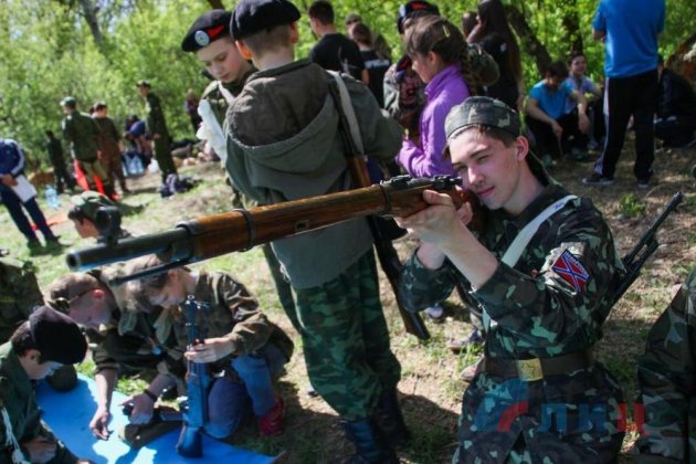 С ума посходили: сеть возмутили военные сборы для детей в Луганске
