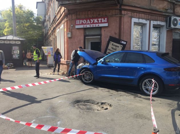 В Одессе женщина за рулем Porsche "не осилила" обгон трамвая и врезалась в стену
