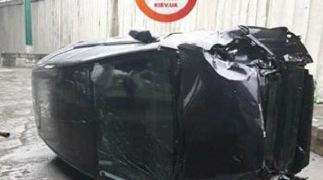 В Киеве автомобиль с ребенком упал с моста (фото)