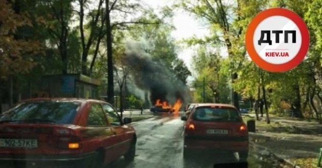 В Киеве посреди улицы взорвалось авто